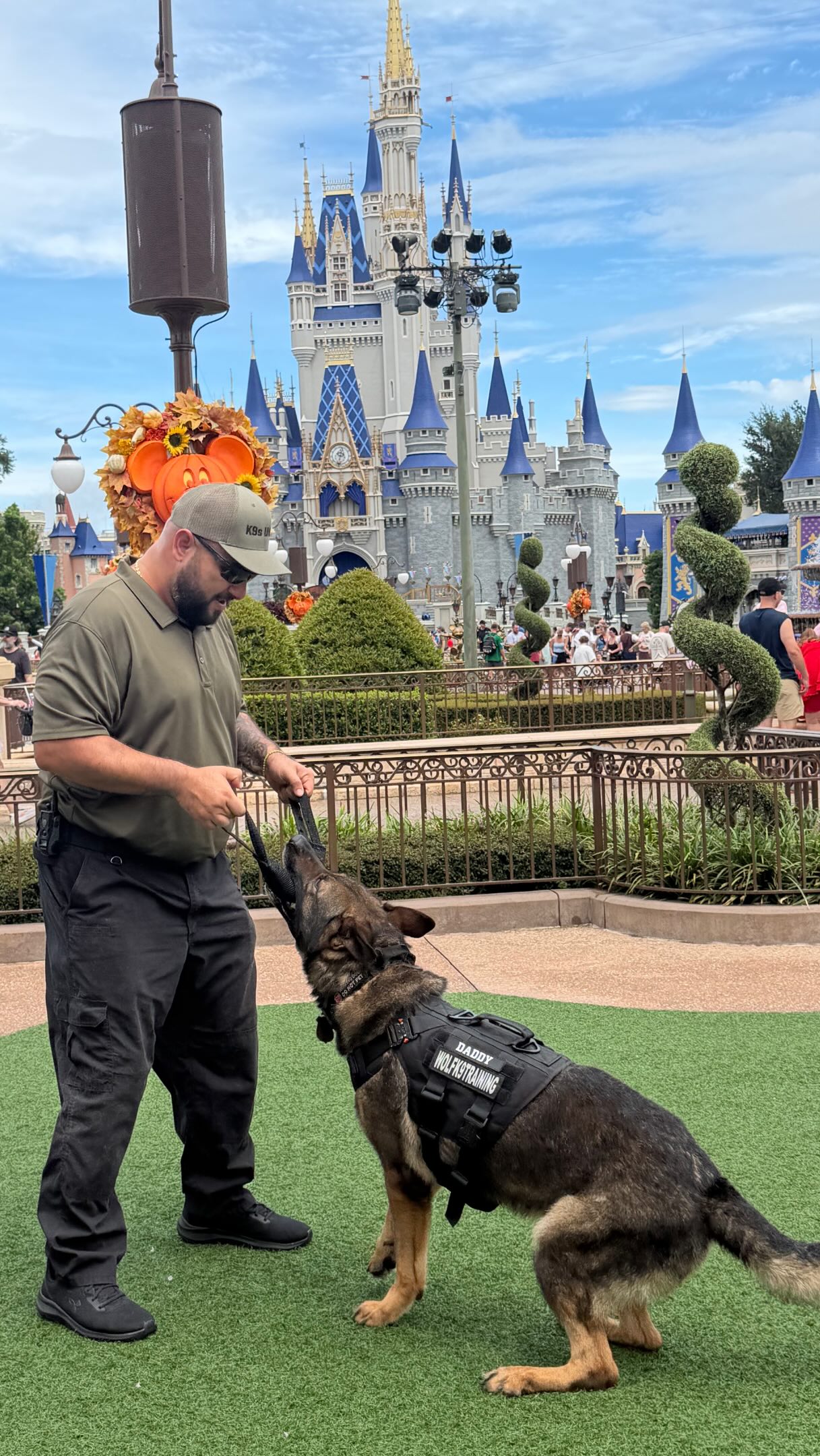 K9 Drogon entrenando frente al castillo de Magic Kingdom